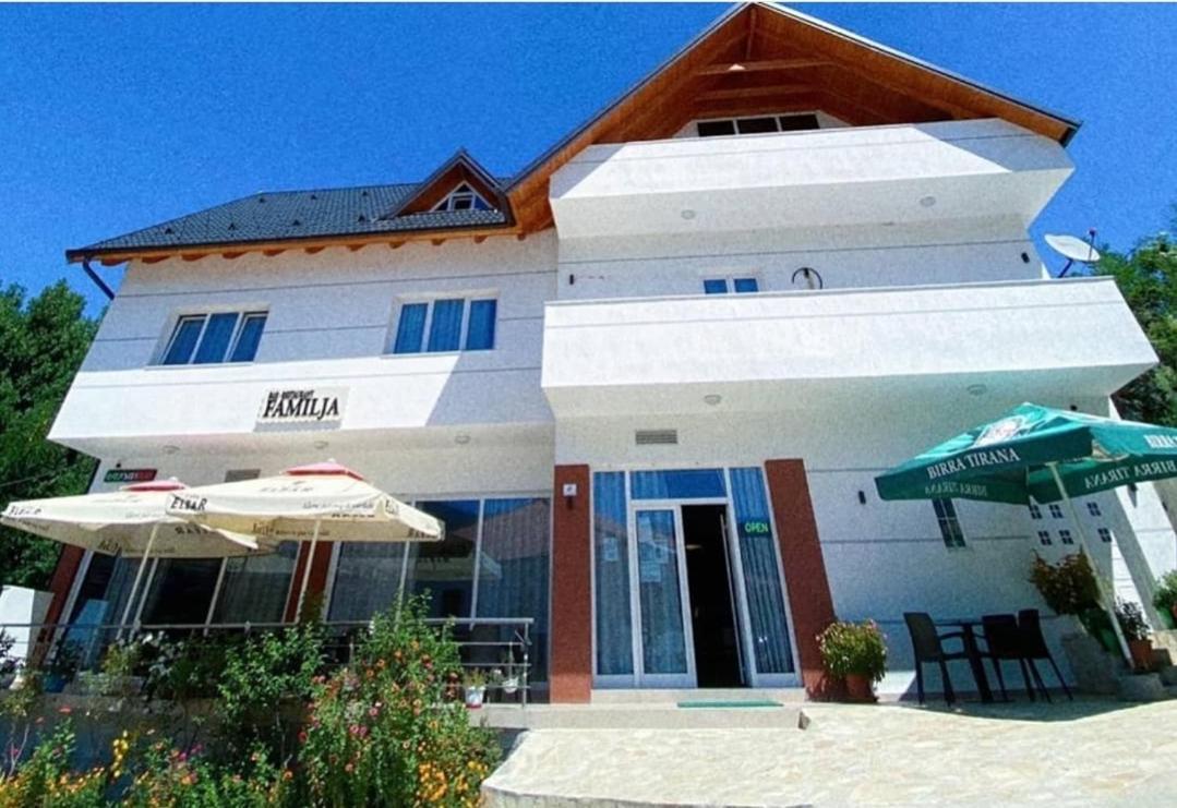 Bar-Restaurant-Hotel-Familja Klos Buitenkant foto