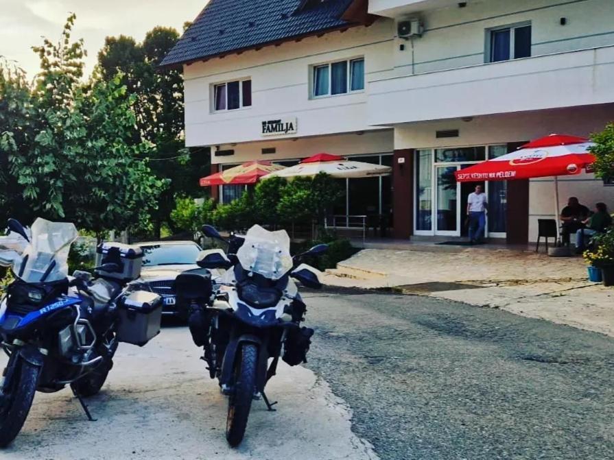 Bar-Restaurant-Hotel-Familja Klos Buitenkant foto