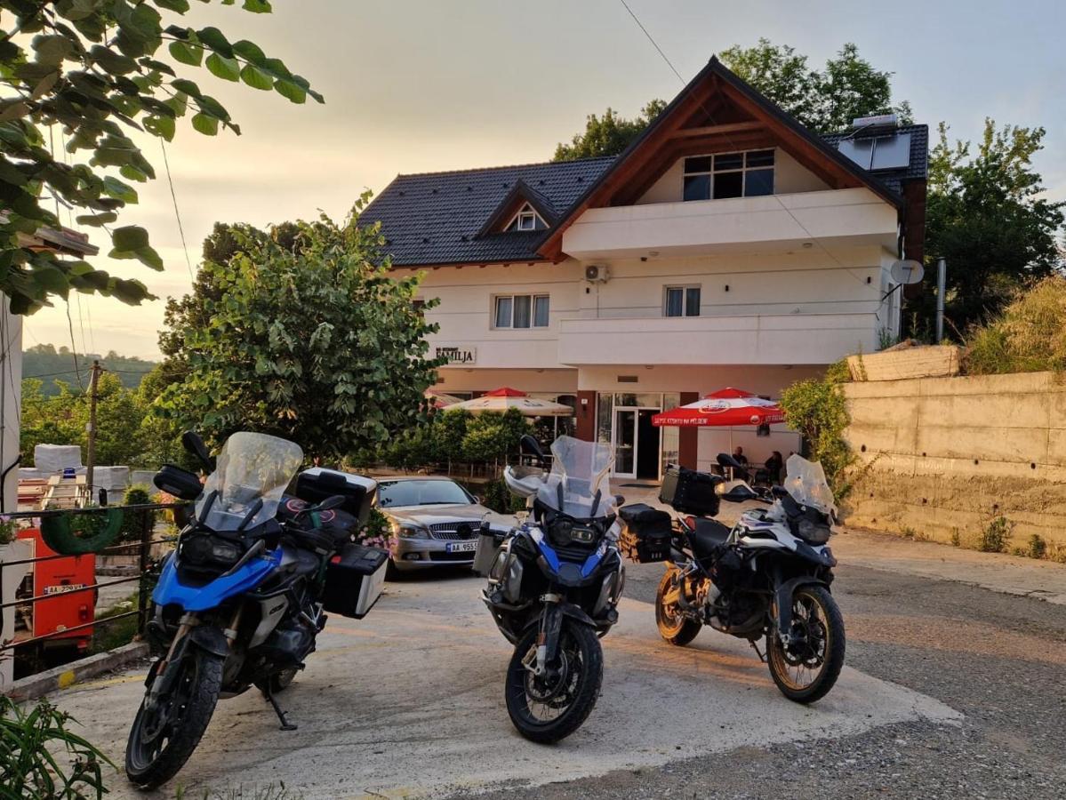 Bar-Restaurant-Hotel-Familja Klos Buitenkant foto