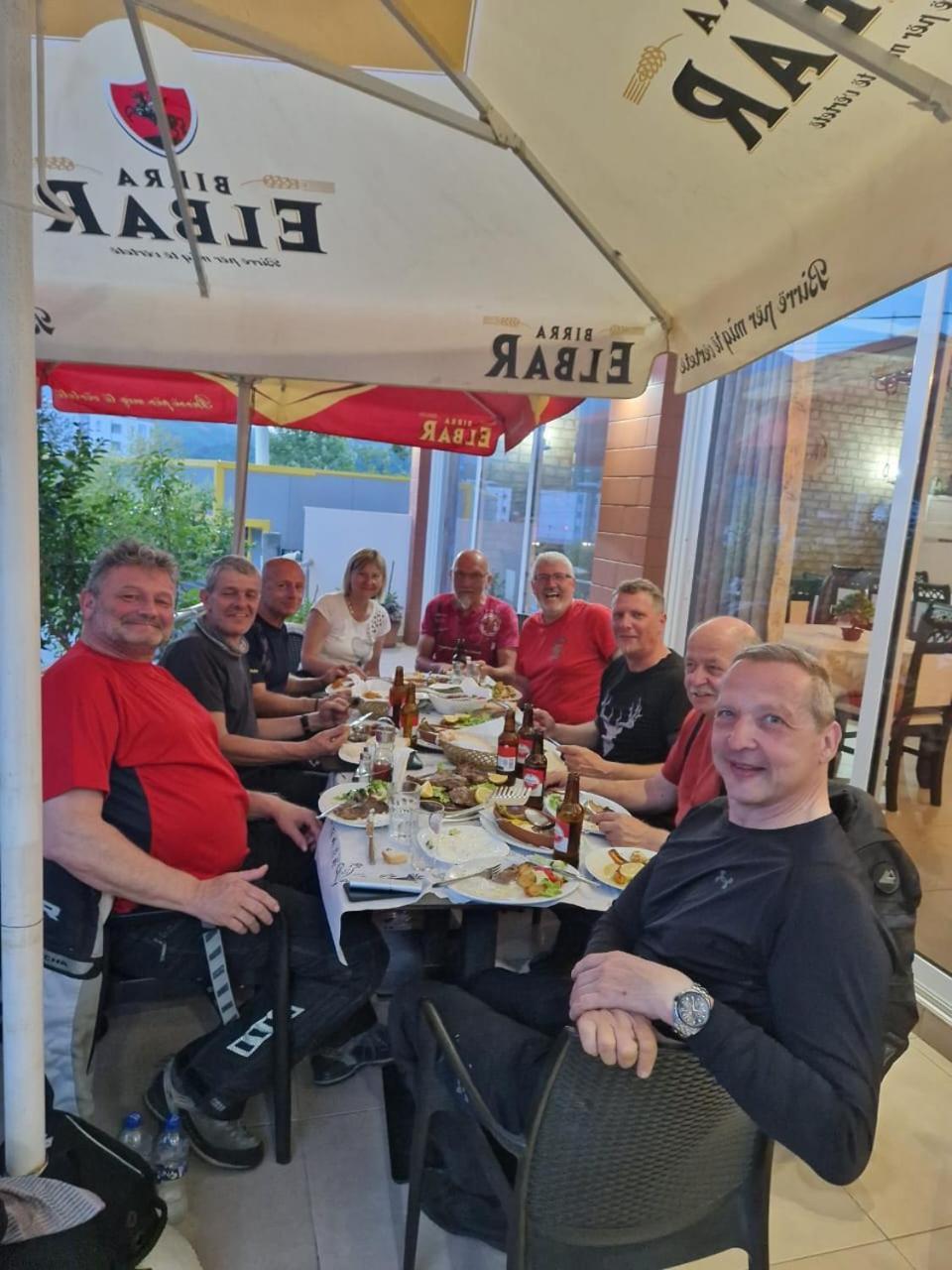 Bar-Restaurant-Hotel-Familja Klos Buitenkant foto